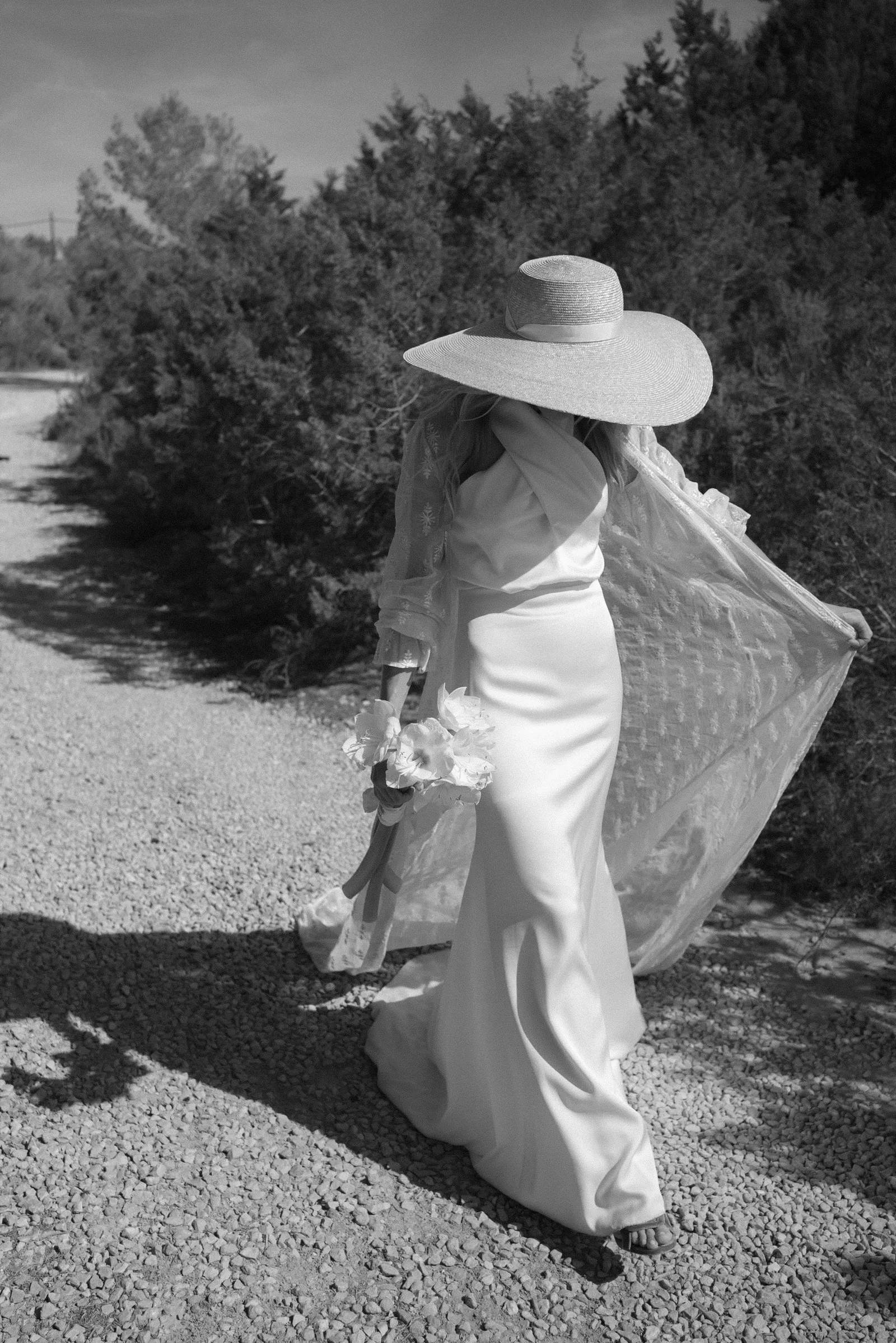 La boda en Formentera de Ana y Javier. Novia con sombrero