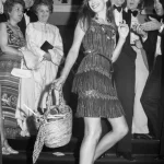 Un pañuelo en el bolso: el truco de estilo (muy parisino) aprobado por Jane Birkin, en 4 combinaciones perfectas