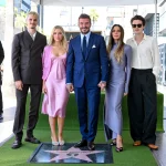 Victoria Beckham y el impecable estilismo con el que acompañó a su marido en el Paseo de la Fama