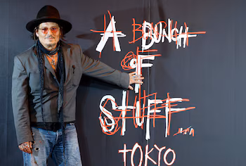 Johnny Depp lleva a Tokio su caótico arte en el debut internacional de 'A bunch of stuff'