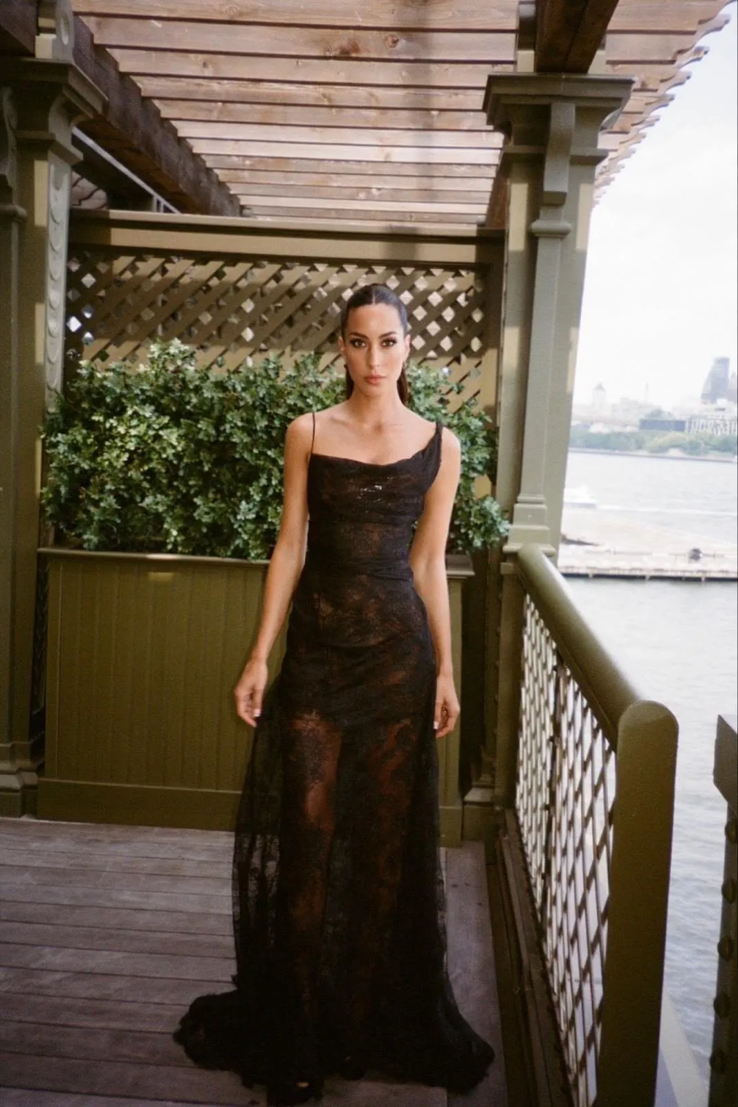 Así coordinaron Brad Pitt e Ines de Ramon sus ‘looks para la boda de Taylor Swift