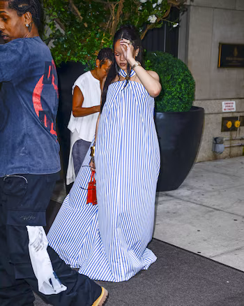 Un vestido largo de rayas verticales define una salida nocturna con estética relajada en Nueva York (Backgrid/The Grosby Group)