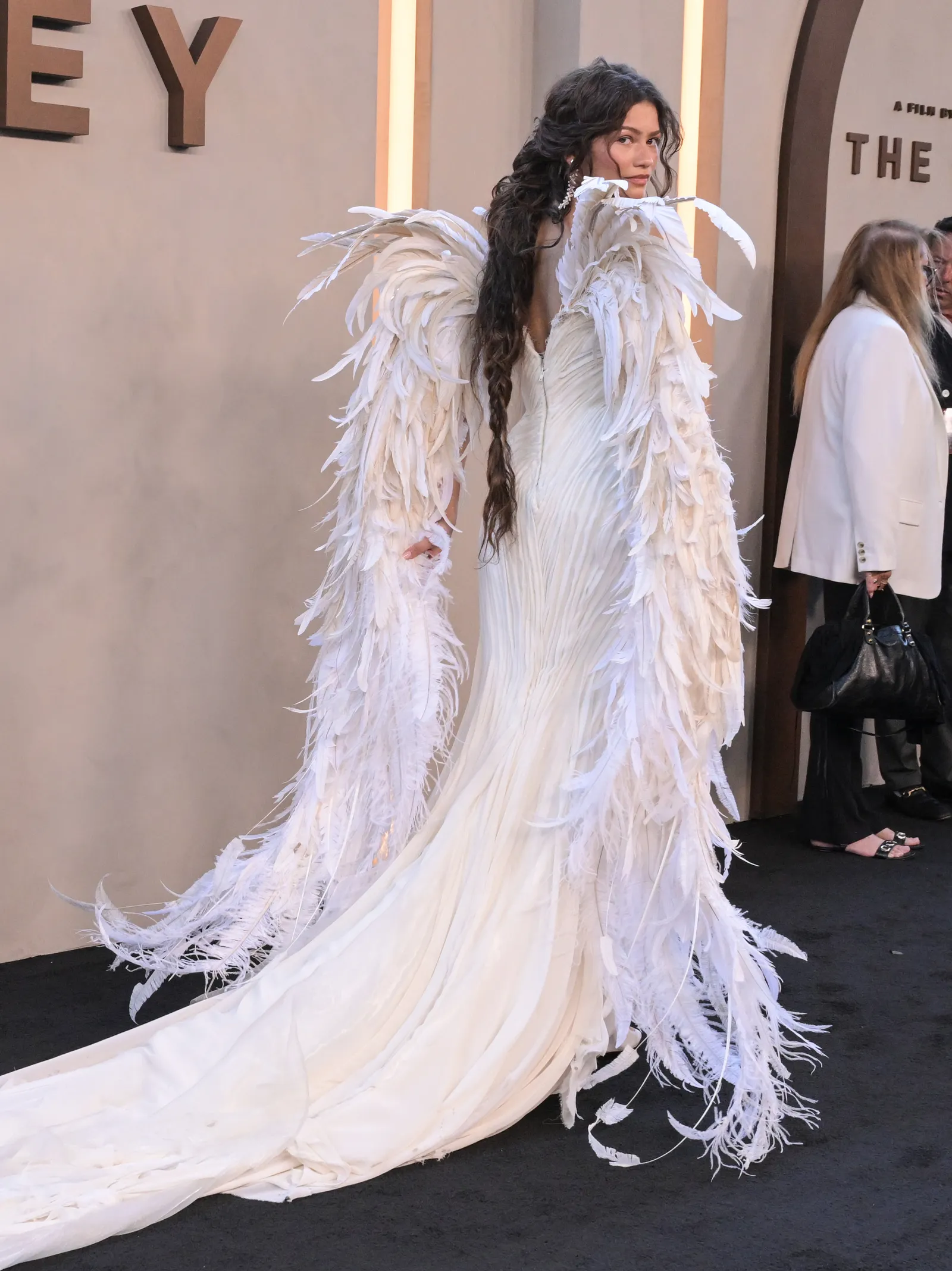 zendaya en la odisea vestida por matieres fecales