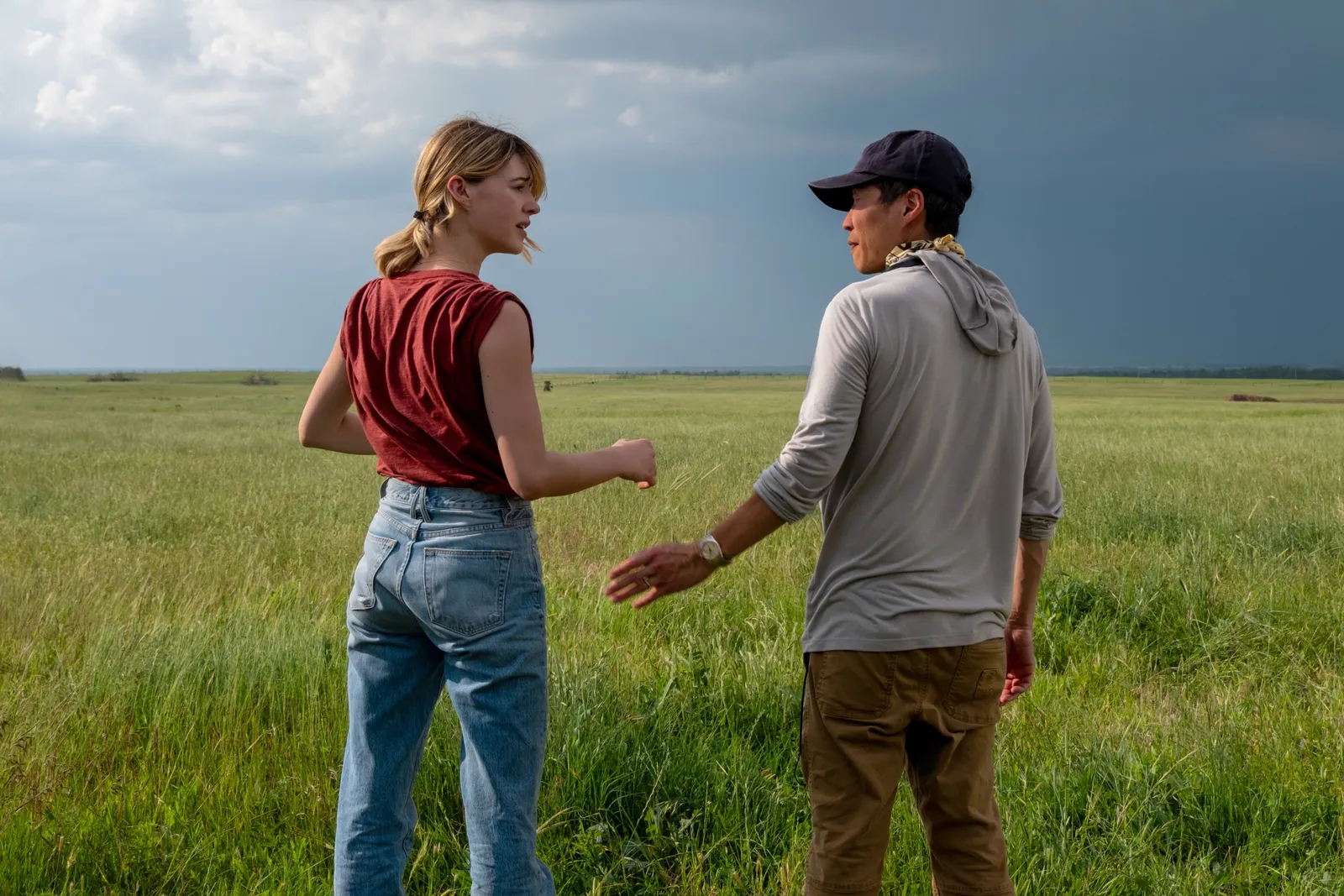 TWISTERS from left Daisy EdgarJones director Lee Isaac Chung on set 2024. ph Melinda Sue Gordon © Universal Pictures...