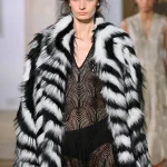 Alta costura de Fendi: diseñada por Maria Grazia Chiuri y presentada en Roma, la colección debut se pregunta qué significa el deseo en la moda actual