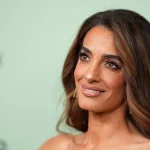 Amal Clooney apuesta por el ante para el verano… siempre que sea de Mugler (y vintage)