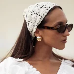 Bandana de crochet: el accesorio del verano 2026 de las ‘insiders’ de moda