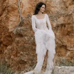 Boda en Menorca: la novia llevó un vestido de encaje de tres piezas para su boda en una isla privada, con la estética circense como inspiración
