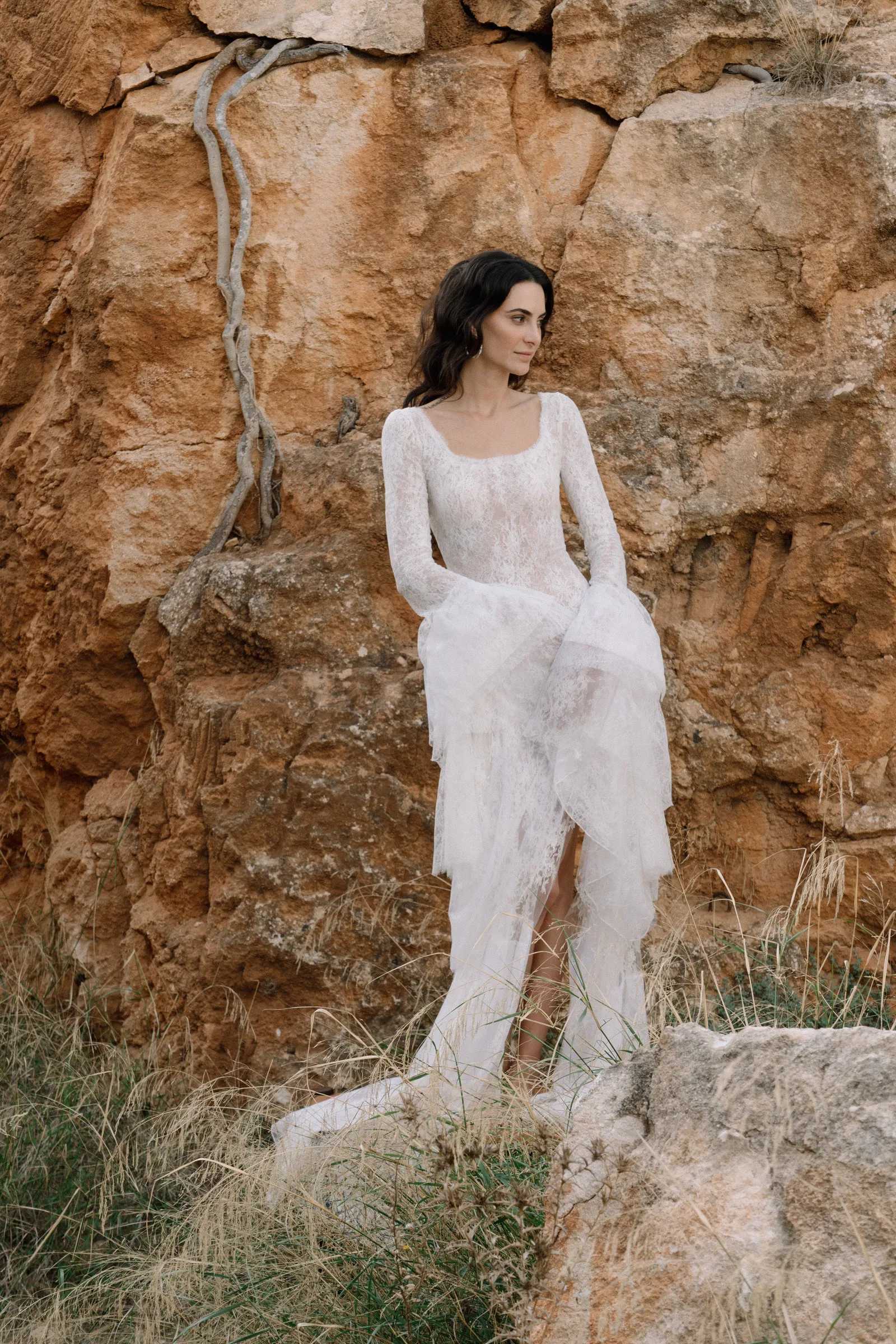 Boda en Menorca la novia llevó un vestido de encaje de tres piezas para su boda en una isla privada con la esttica...