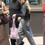 Bolso-toalla: el complemento playero de Amanda Seyfried es el que llevaría su personaje de ‘Mamma Mia!’ en vacaciones