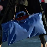 Bolsos de satén, la microtendencia del otoño que puede elevar tus looks de verano desde YA