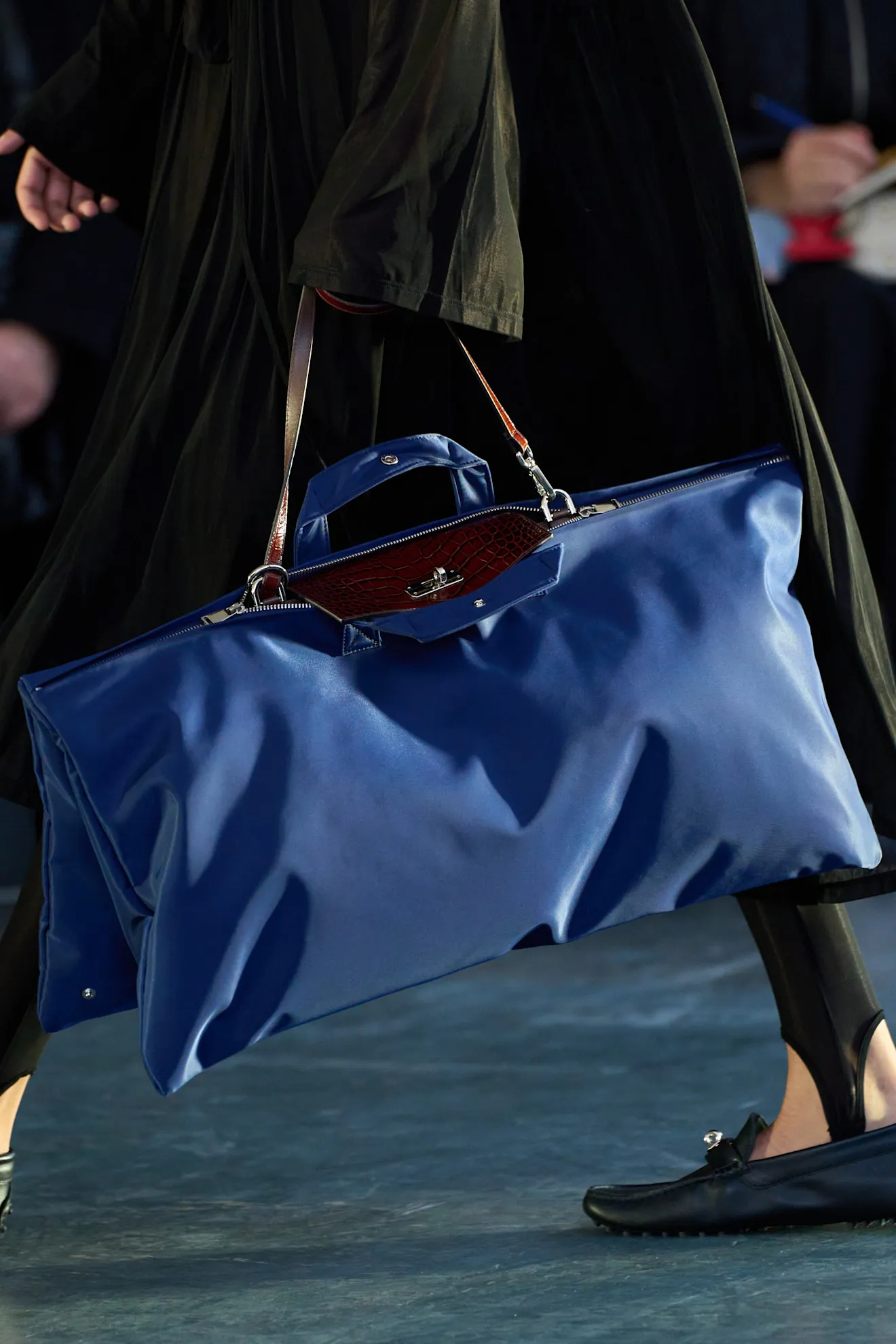 bolso de satn en Adam Leenaerdt otoñoinvierno 202627.