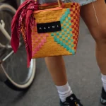 Bolsos trenzados de colores, el secreto de las expertas para conseguir estilismos perfectos este verano