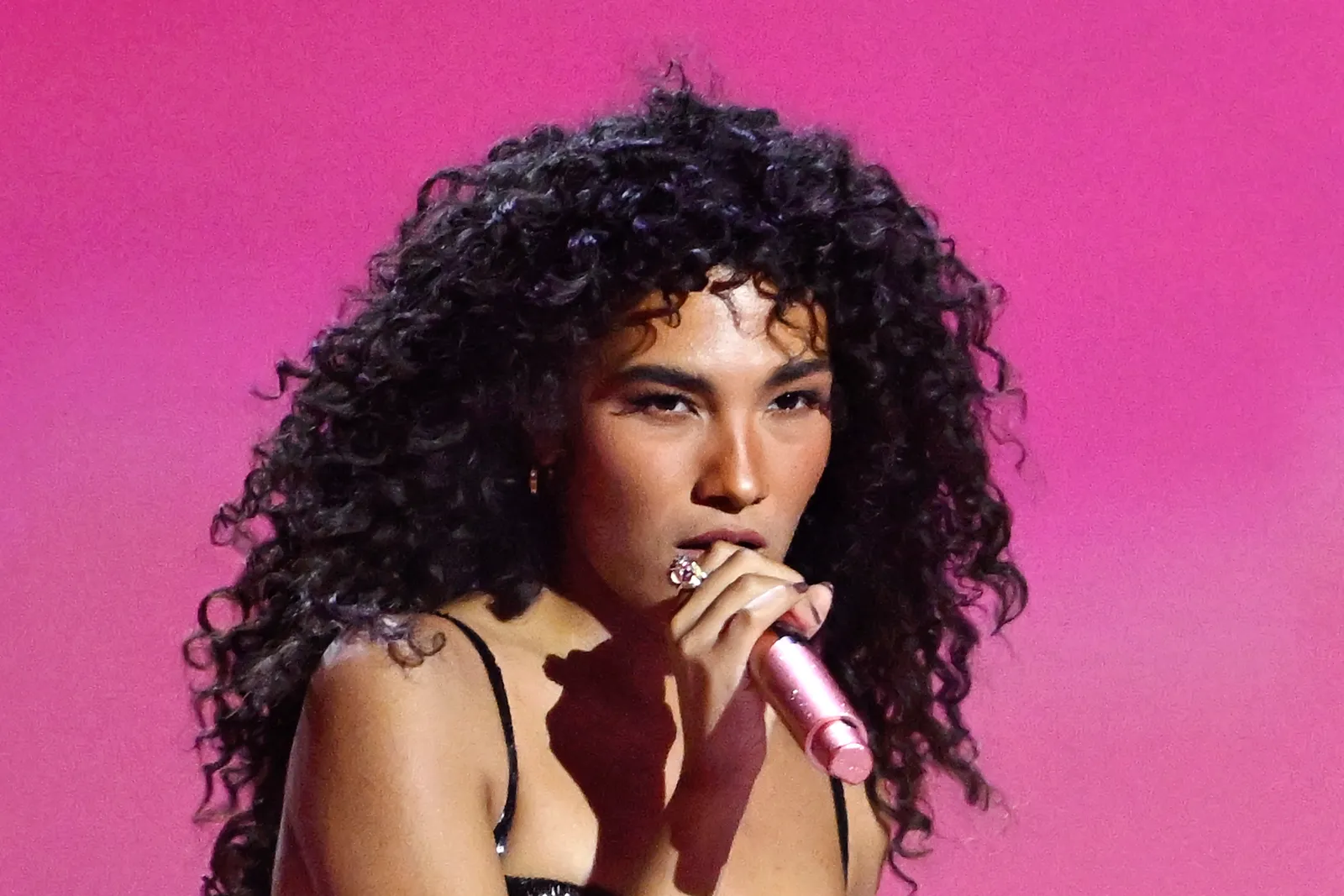 Olivia Dean, los mejores looks de la gira 2026 