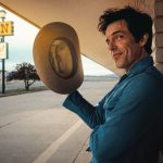Brandon Flowers no reinventa el country (ni lo intenta) – jenesaispop.com