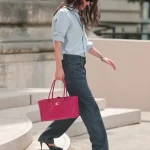 Carlota Casiraghi, con su nuevo bolso Chanel color fresa, le da un toque veraniego a su icónico conjunto de camisa y vaqueros