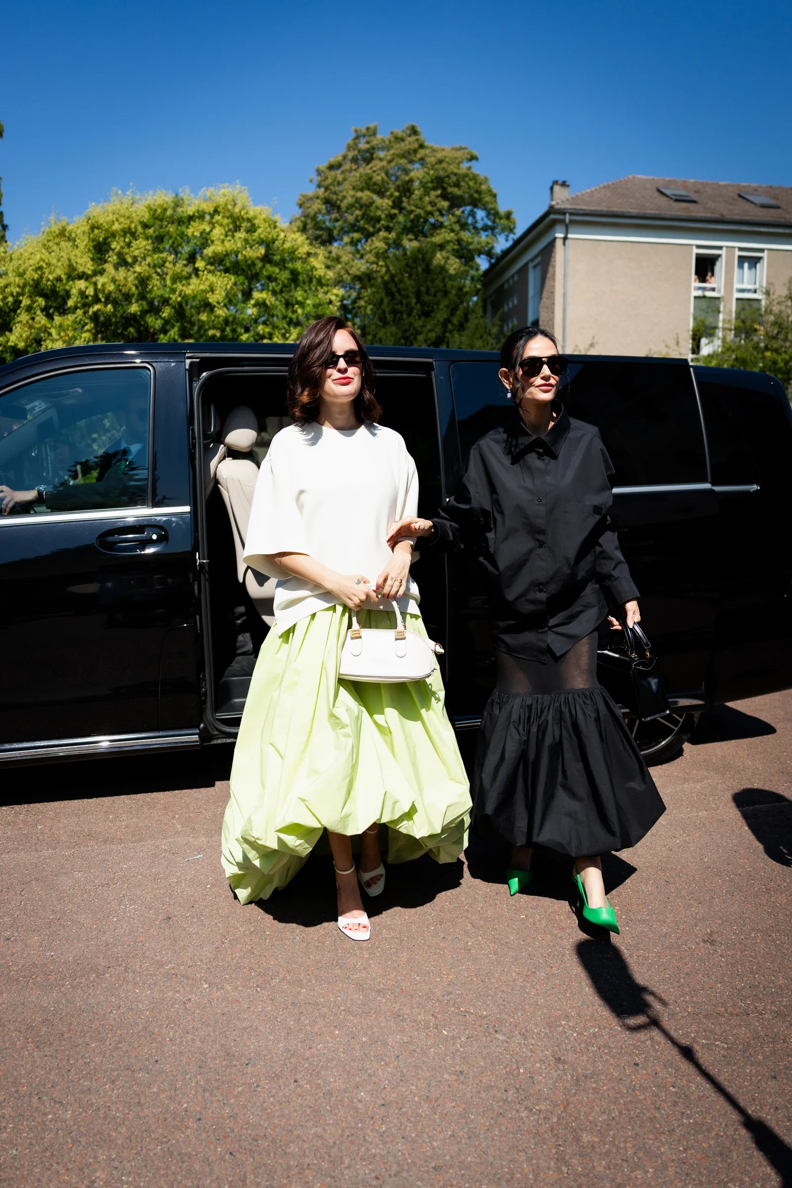 Demi Moore y su hija Tallulah Willis confirman el gran regreso de esta falda de los años 50 en el desfile de Balenciaga