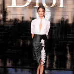 Deva Cassel, hija de Monica Bellucci, asistió al desfile de alta costura de Dior con un look de camisa blanca muy al estilo de su madre