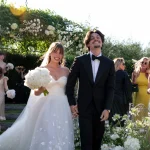 El vestido de novia de Eva Herzigova con capa es un modelo de archivo de Lanvin con un espíritu bohemio y una elegancia de cuento de hadas