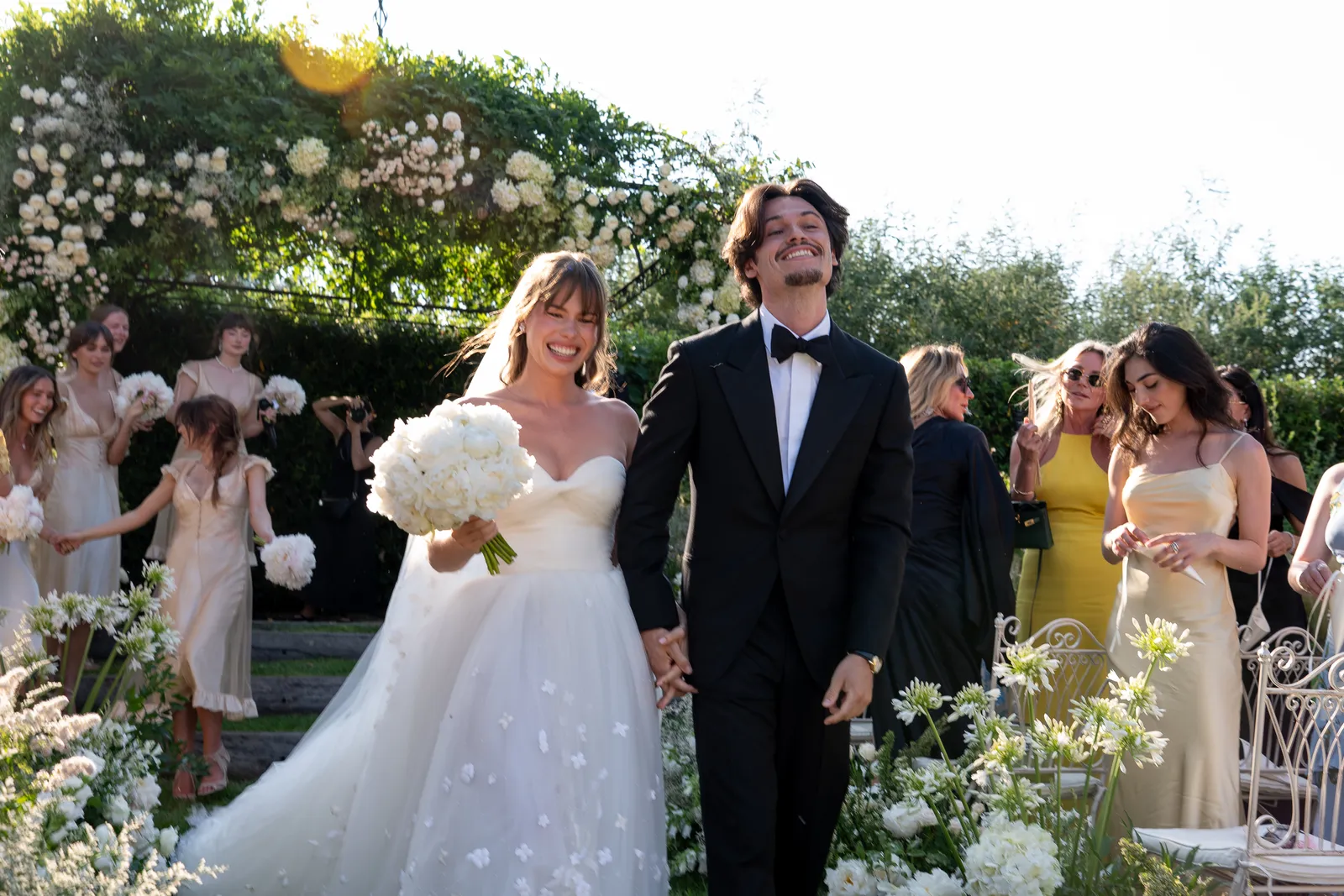 La boda de Dylan Jagger Lee, hijo de Pamela Anderson, y Paula Bruss-Lee se celebró en un jardín secreto de flores silvestres en Saint-Tropez