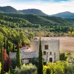 Enoturismo en el Matarraña y la Terra Alta: vinos que conectan con las raíces, arte y un maravilloso hotel recóndito