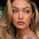 Gigi Hadid recupera el ‘Barbiecore’ con el vestido de invitada que llevó a la boda de Taylor Swift y Travis Kelce