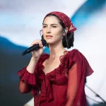 Gracie Abrams y el look que viaja al pasado: cómo vestir como tu madre en los 2000