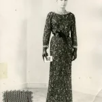 Hablamos con la experta en moda vintage que consiguió a Zoë Kravitz su fabuloso vestido de invitada para la boda de Taylor Swift