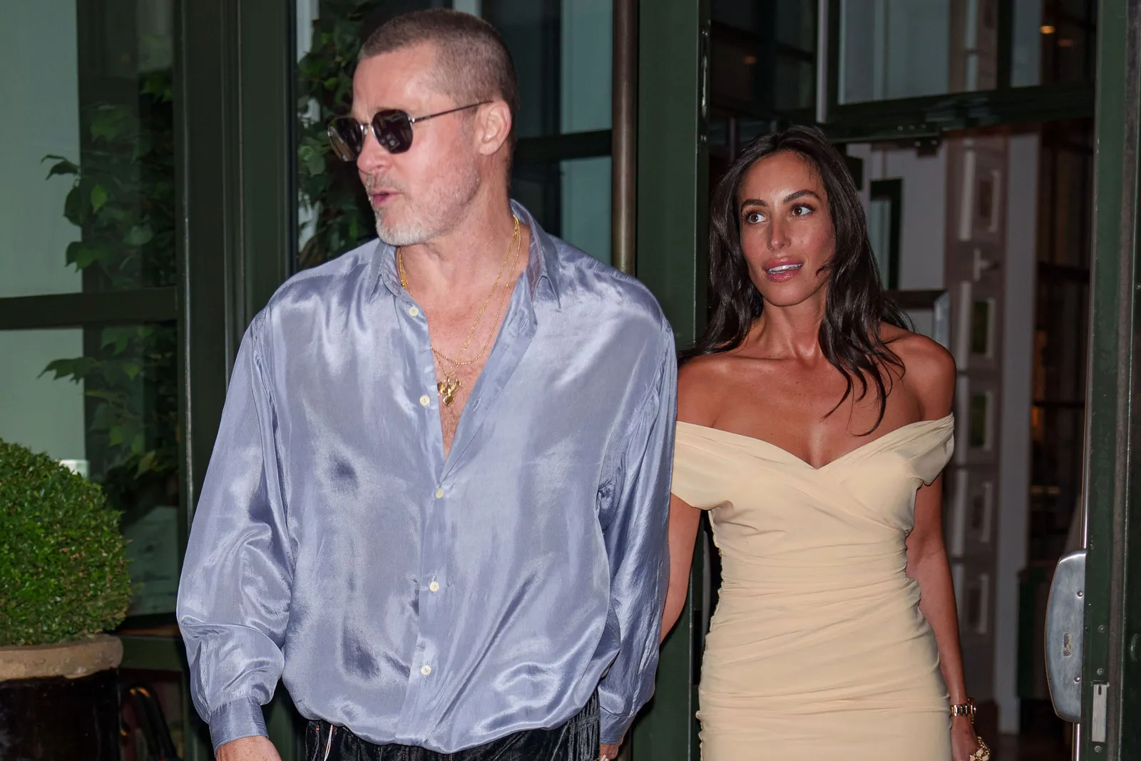 Inés de Ramón con un total look en tonos arena y Brad Pitt de cita por Nueva York