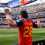 Javier Bardem, en la final del Mundial 2026, con gorra, vaqueros y la camiseta de Borja Iglesias: el talismán secreto de la selección española