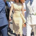 Jennifer Lopez acudió a Wimbledon 2026 (por primera vez) con un vestido cruzado y un espectacular sombrero XL