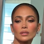 Jennifer Lopez se suma a la tendencia ‘waist down dress’ en la boda de Taylor Swift y Travis Kelce