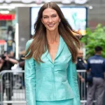 Karlie Kloss tiene el conjunto turquesa que lleva el verano a la oficina