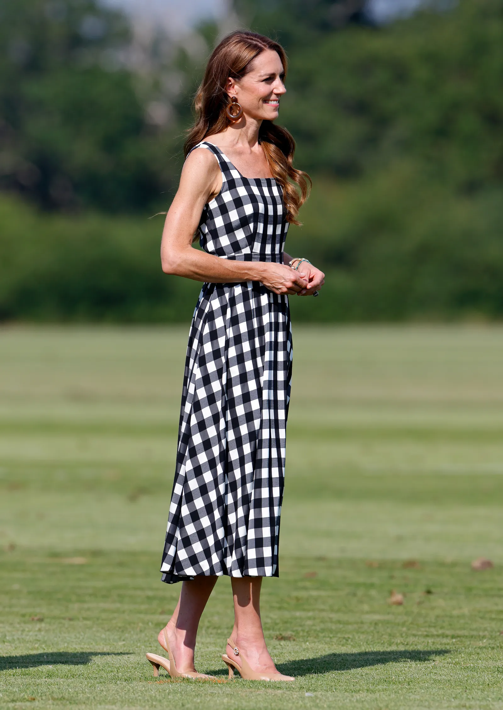 Kate Middleton princesa de Gales asiste el 10 de julio de 2026 a la DMMI Royal Charity Polo Cup 2026 en Windsor con un...