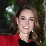 Kate Middleton recurrió al ‘toque de rojo’ con una prenda inesperada: un pantalón corto deportivo