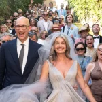 La boda de Paulina Porizkova en Italia: la supermodelo se casó a orillas del lago de Orta con un vestido plisado de inspiración acuática