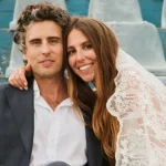 La boda en Grecia de Lea Gritti (fundadora de arkitaip) y Massimiliano: una celebración en un anfiteatro, un vestido de novia de lino y unas alpargatas de crochet