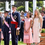 La reina Letizia opta por el dulzor del ‘baby pink’ para acompañar a Leonor en un acto especial