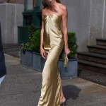Las sandalias minimalistas que llevó Karlie Kloss a la boda de Taylor Swift tienen el visto bueno de Hailey Bieber