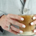 Las uñas ‘Coconut Latte’ son la manicura blanca más ponible del verano
