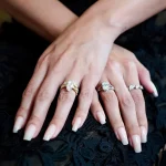 Las uñas ‘quiet luxury’ de Selena Gomez fueron el toque maestro de sus looks de invitada en la boda de Taylor Swift