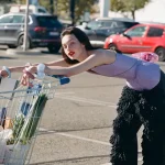 Lavarse el pelo con champús de supermercado: la tendencia viral de 2026, analizada por expertos
