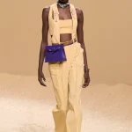 Los pantalones que más se llevarán en otoño 2026 no son marrones (ni negros, ni tampoco blancos…)