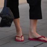 Pantalones capri y chanclas: el uniforme que llevan las chicas más cool de Barcelona