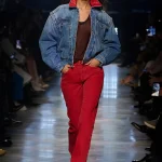 Pantalones rojos, el color que arrasará este otoño 2026 lo puedes llevar ya