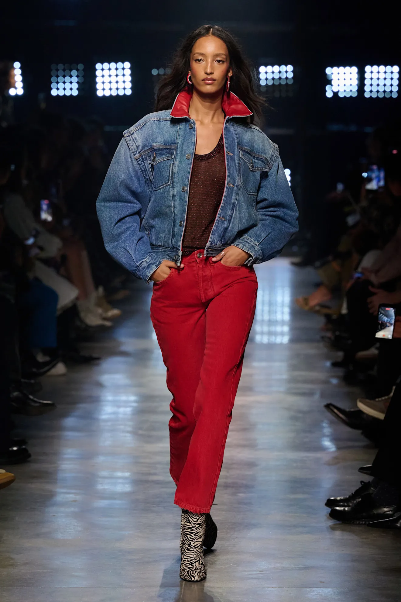pantalones rojos en Isabel Marant otoñoinvierno 202627.
