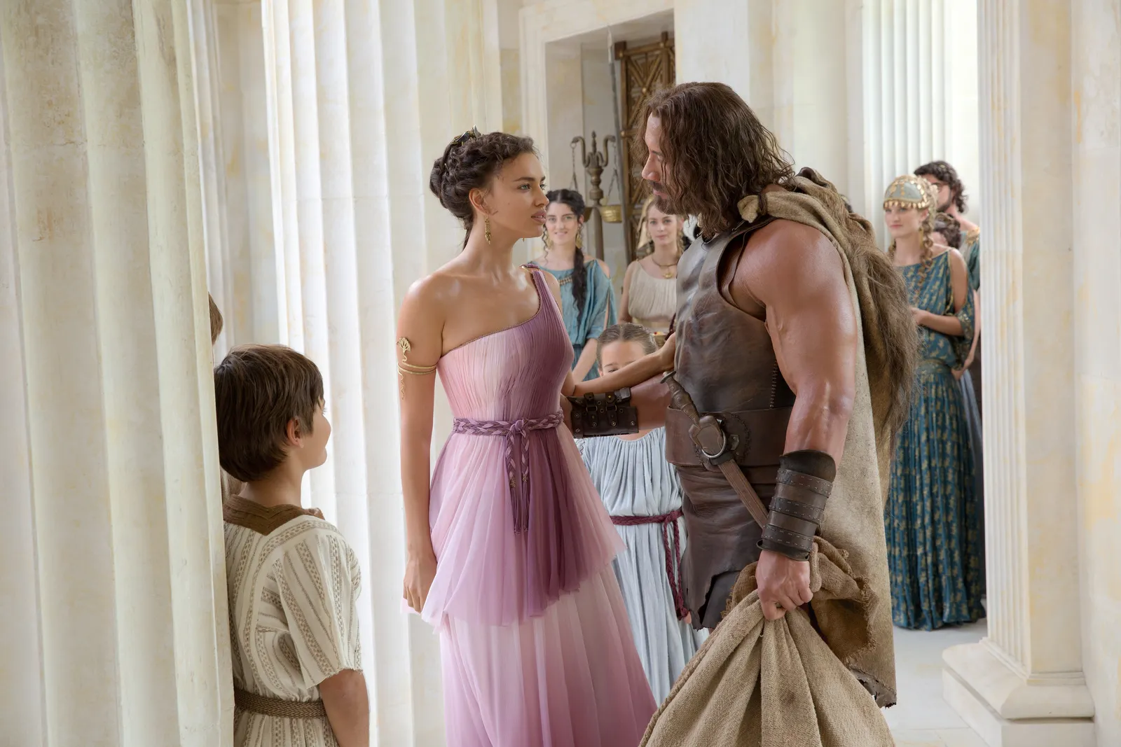 Irina Shayk y Dwayne Johnson en “Hrcules”