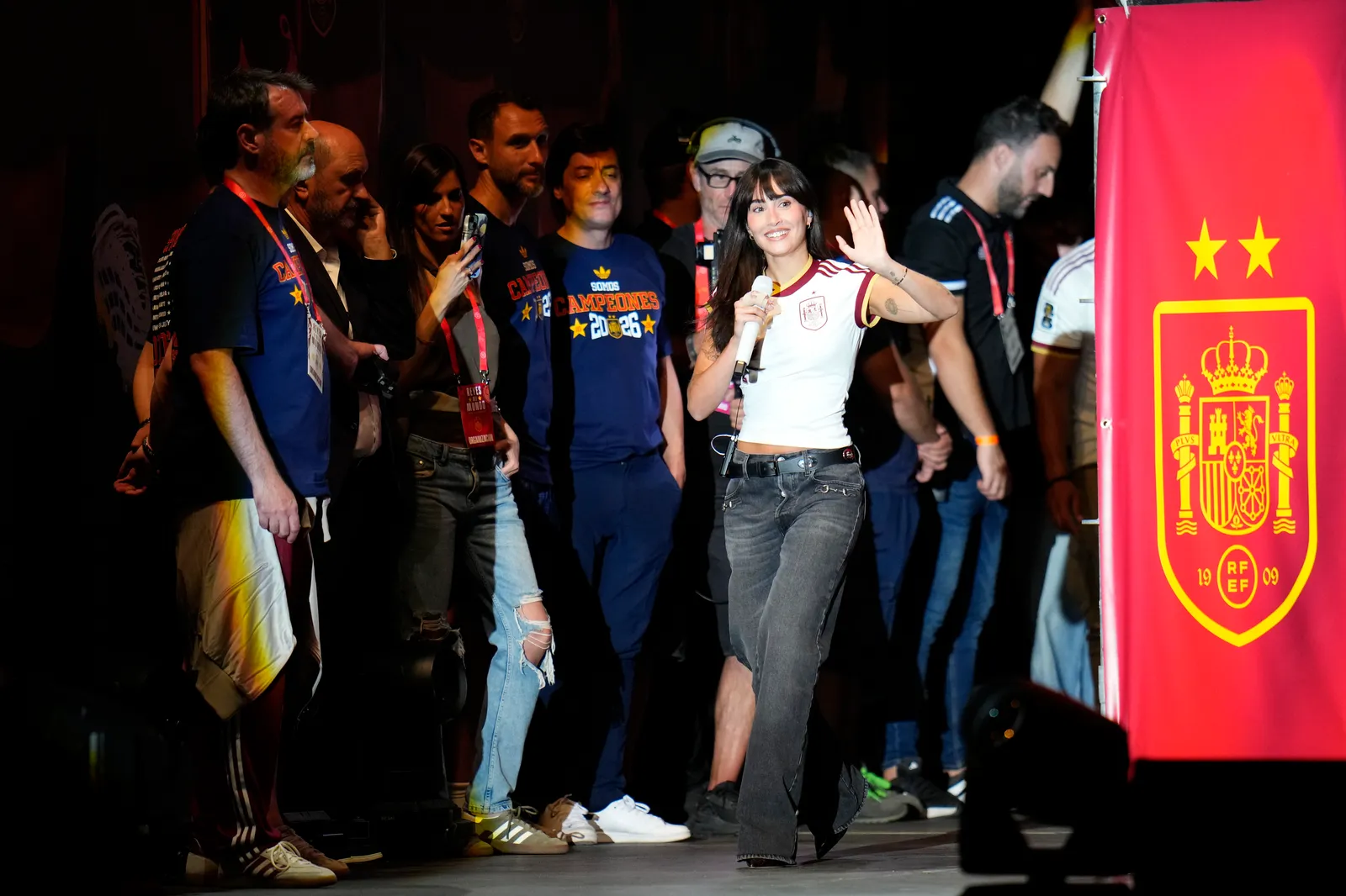Aitana en el desfile del mundial en cibeles con vaqueros de gucci