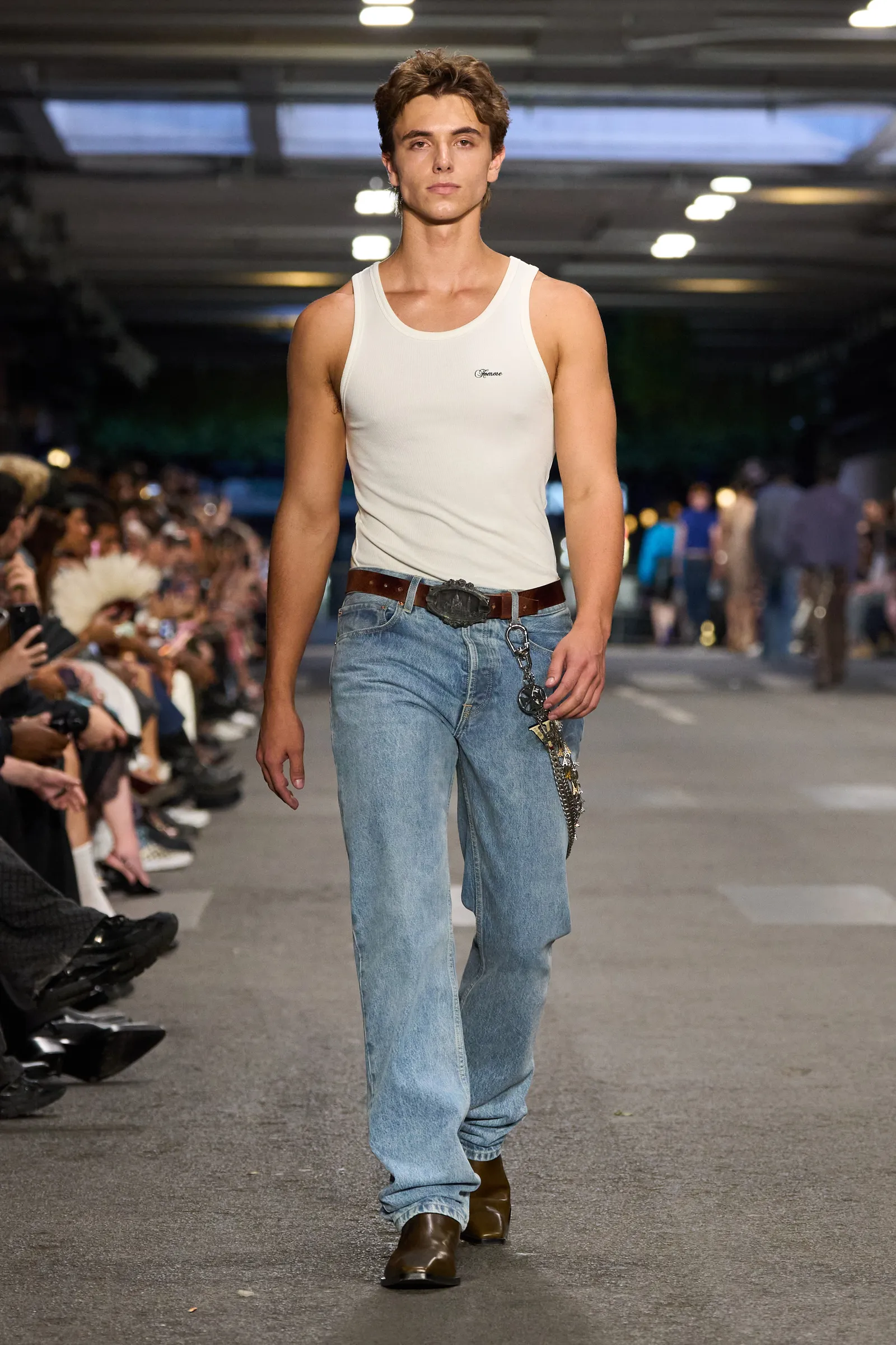 Jayden James desfilando en el desfile de moda masculina de Vetements para la primavera de 2027.