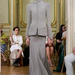Standing Ground, del diseñador irlandés Michael Stewart, es el nuevo prodigio de la semana de alta costura de París